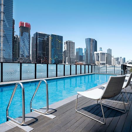 Peppers Docklands Hotell Melbourne Eksteriør bilde The rooftop pool at the Emporium Hotel Southbank