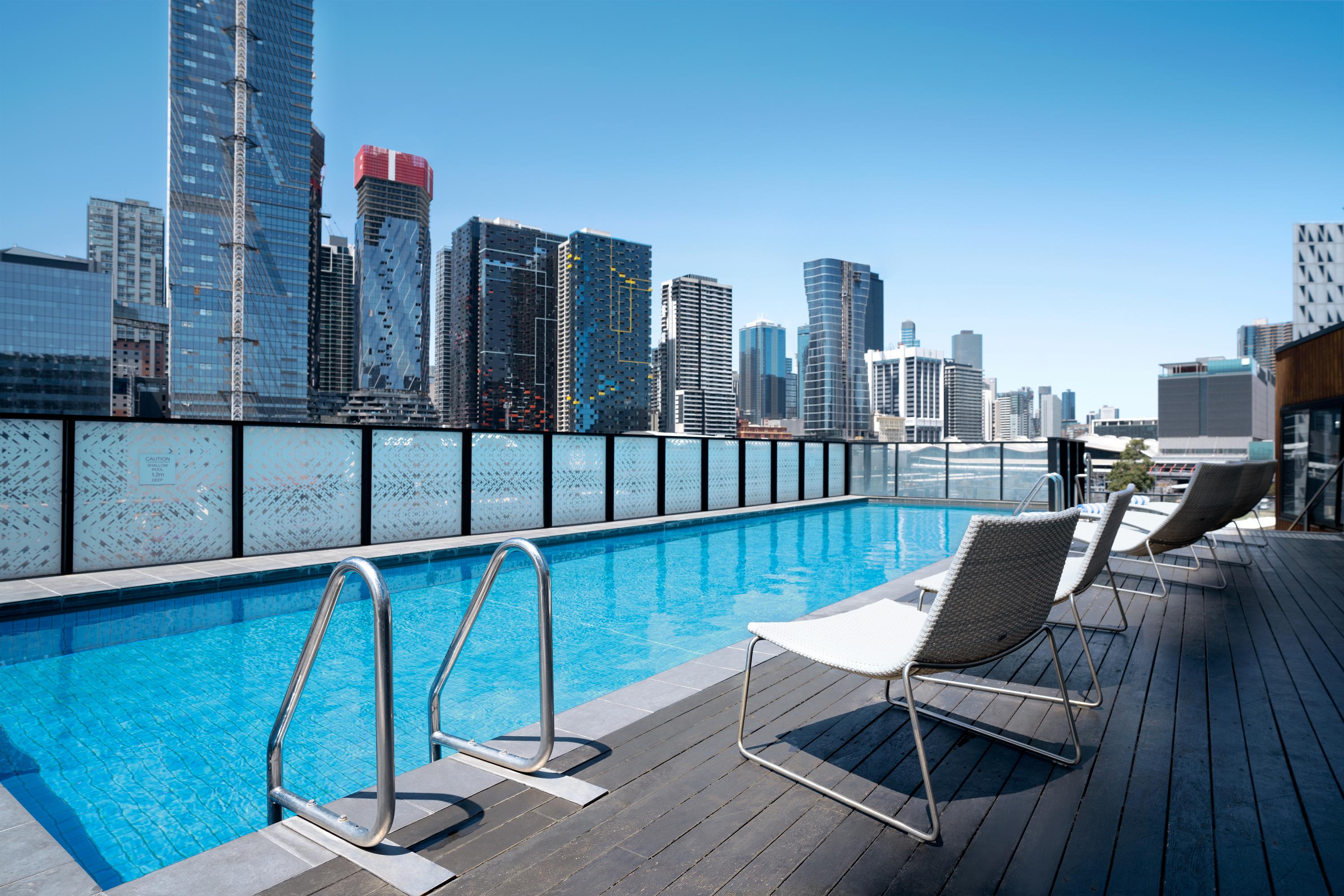 Peppers Docklands Hotell Melbourne Eksteriør bilde The rooftop pool at the Emporium Hotel Southbank