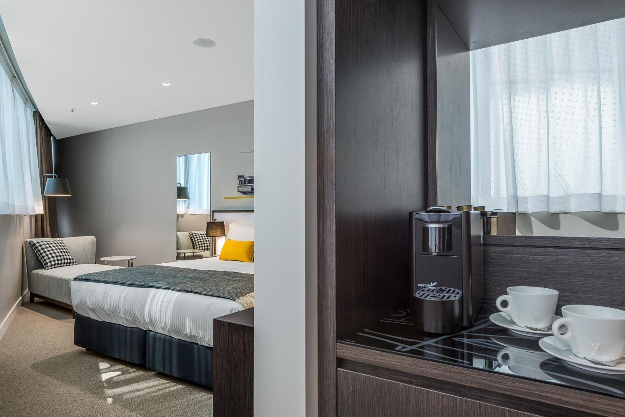 Peppers Docklands Hotell Melbourne Eksteriør bilde A coffee machine in a hotel room