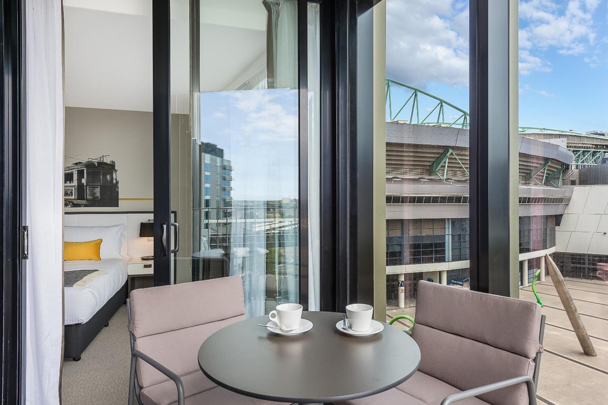 Peppers Docklands Hotell Melbourne Eksteriør bilde The apartment's balcony