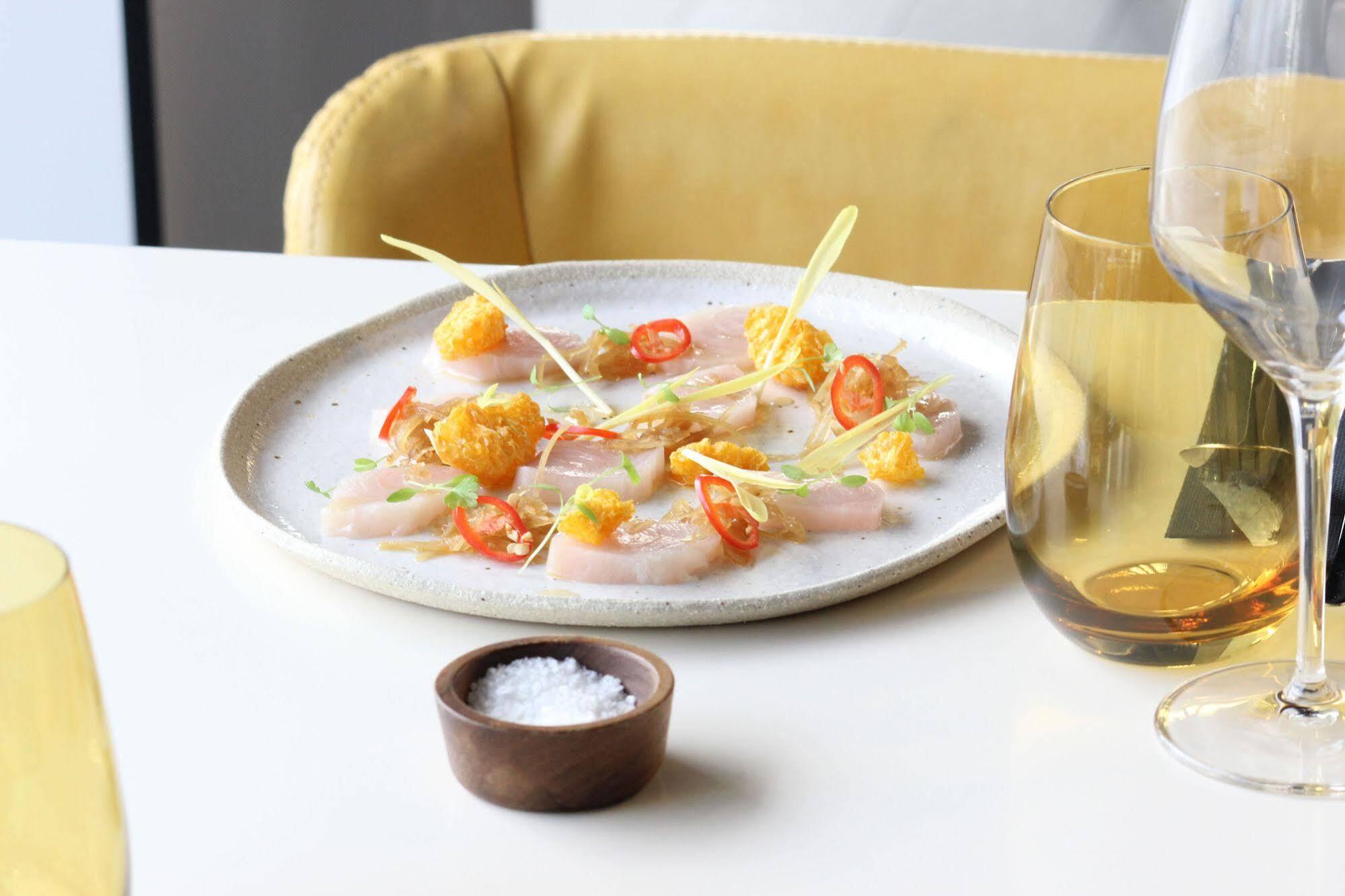 Peppers Docklands Hotell Melbourne Eksteriør bilde Ceviche at the restaurant
