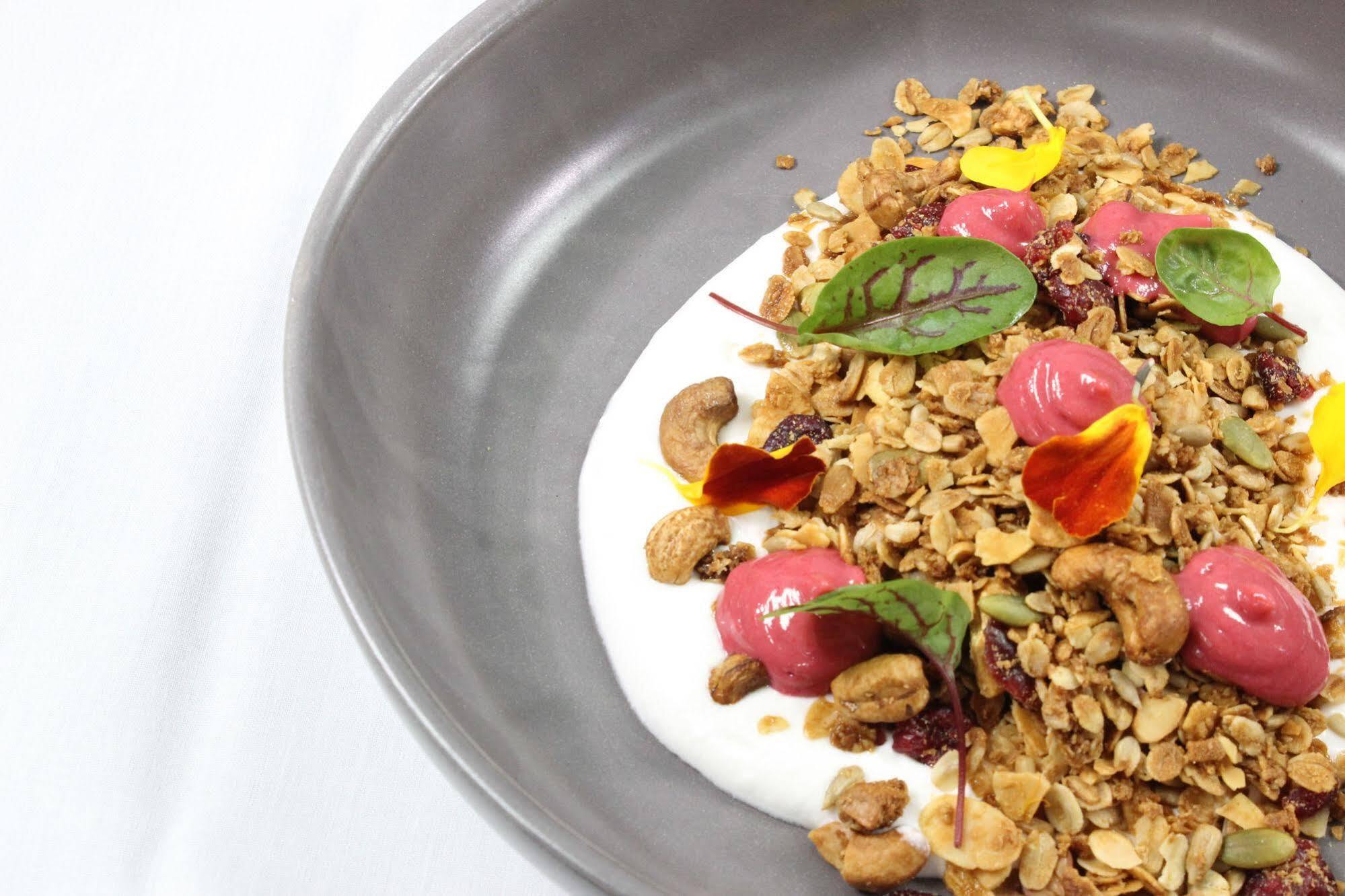 Peppers Docklands Hotell Melbourne Eksteriør bilde Granola with yogurt